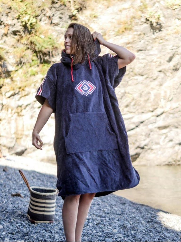 Femeie care poarta un poncho plaja dama colorat, pentru plaja, scuba sau surfing, culoare albastru inchis cu dungi rosii