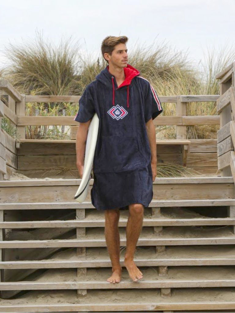 Barbat care tine o placa de surf si poarta un poncho plaja dama colorat, pentru plaja, scuba sau surfing, culoare albastru inchis cu dungi rosii