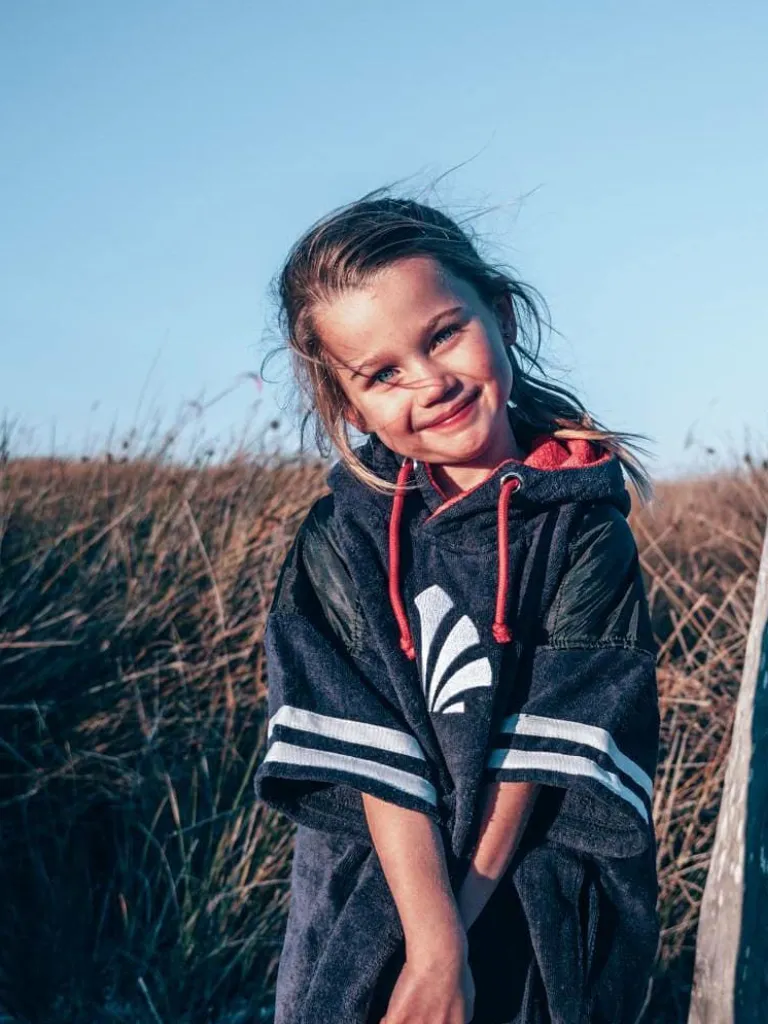 Copil care poarta un poncho plaja copii din bumbac, culoare albastru