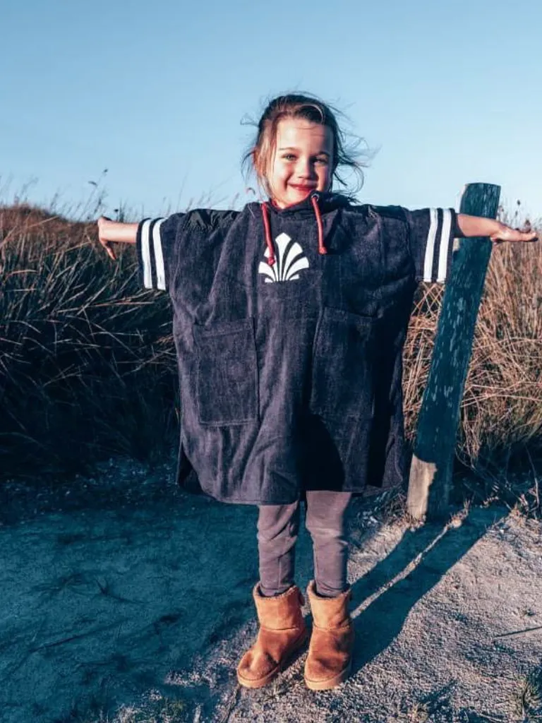 Copil care poarta un poncho plaja copii din bumbac, culoare albastru