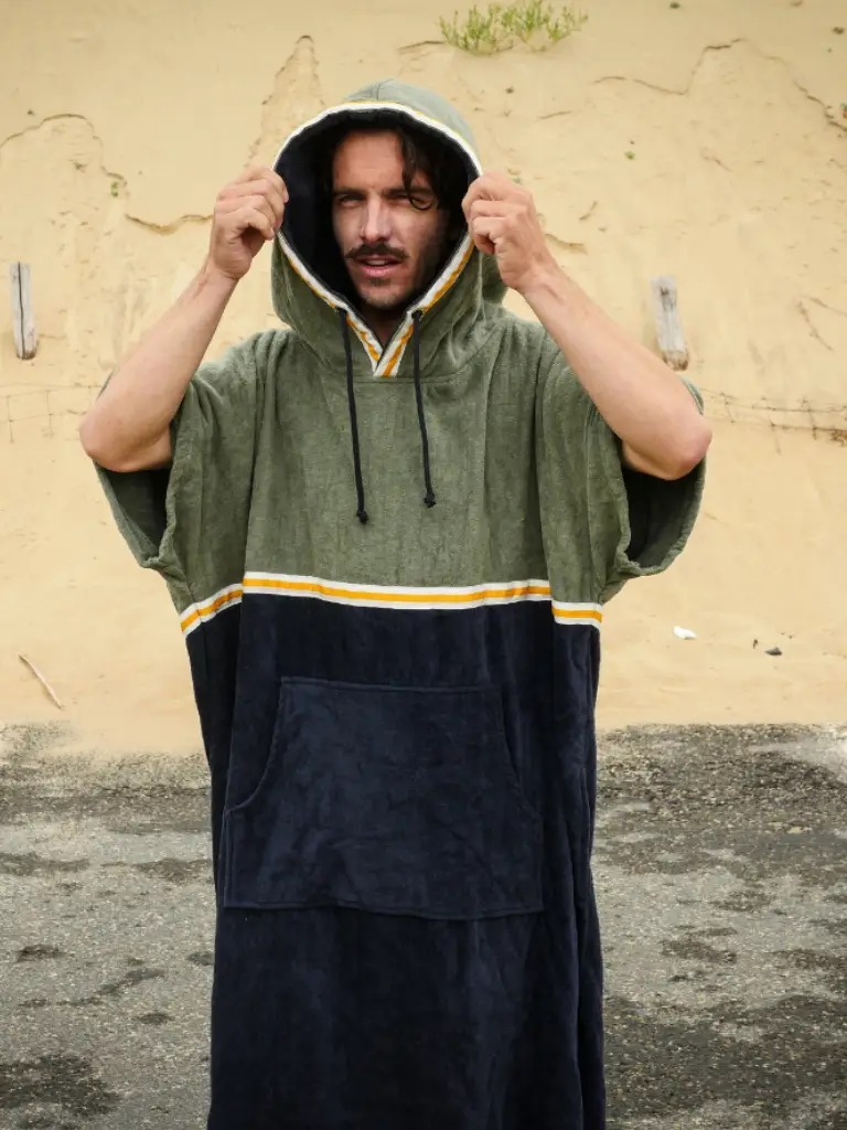 Barbat care poarta pe plaja un poncho barbati din bumbac, culoare albastru cu kaki