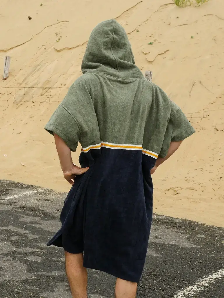 Barbat care poarta pe plaja un poncho barbati din bumbac, culoare albastru cu kaki