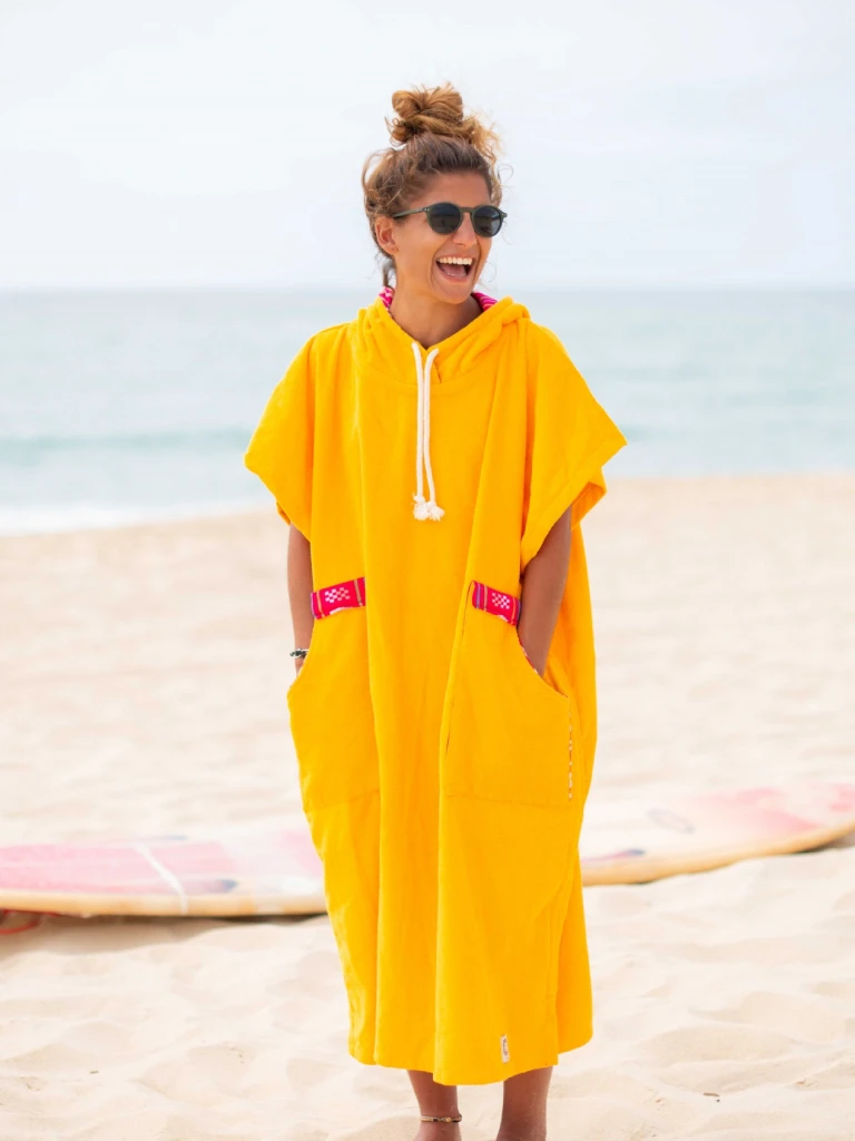 Femeie care poarta un poncho plaja dama din bumbac, culoare galben