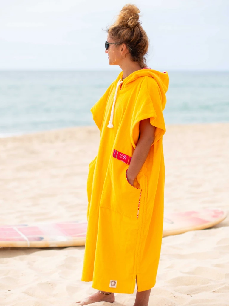 Femeie care poarta un poncho plaja dama din bumbac, culoare galben
