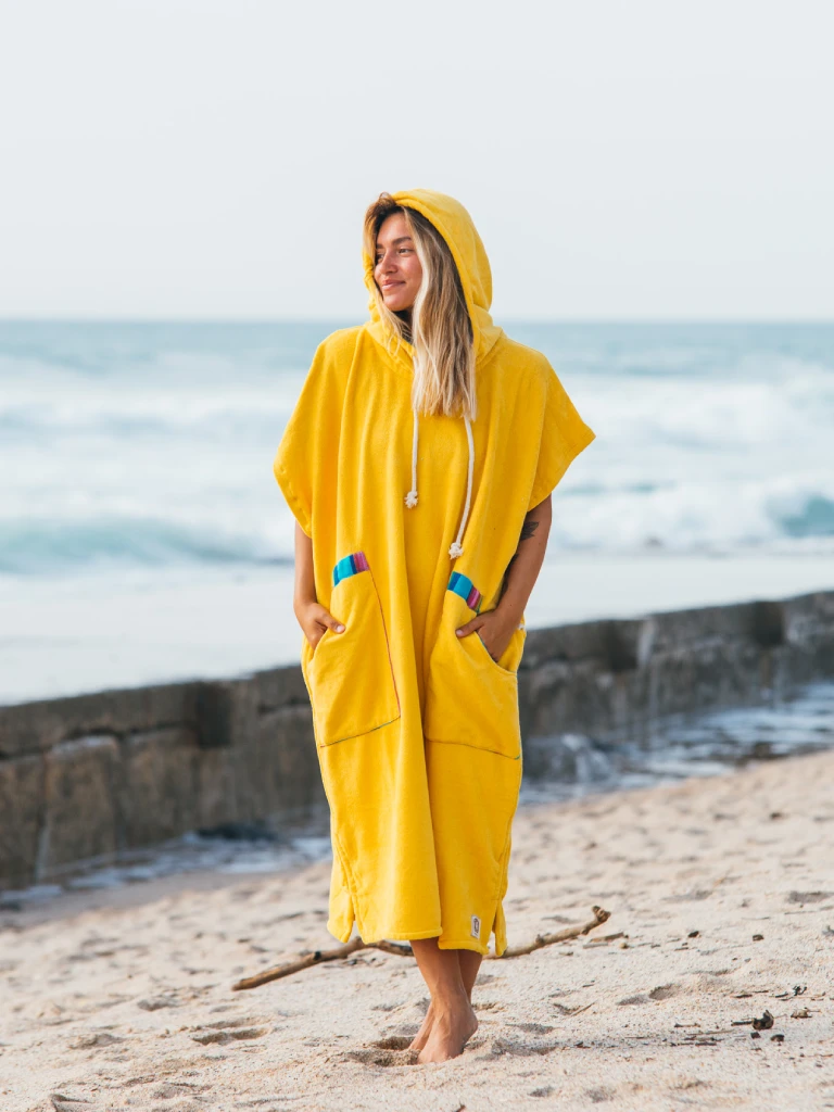 Femeie care poarta un poncho plaja dama din bumbac, culoare galben