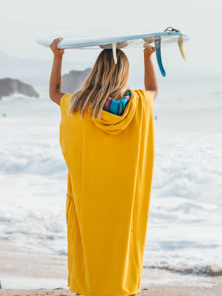 Femeie care poarta un poncho plaja dama din bumbac, culoare galben