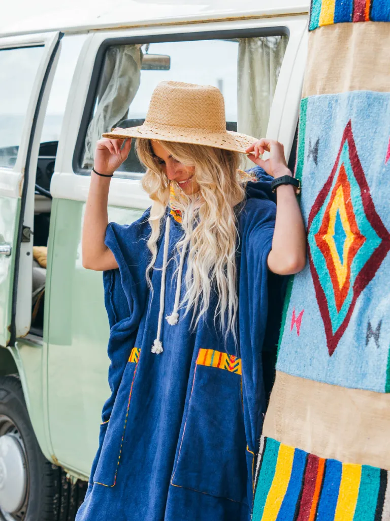 Femeie care poarta un poncho plaja dama din bumbac, culoare albastru ocean