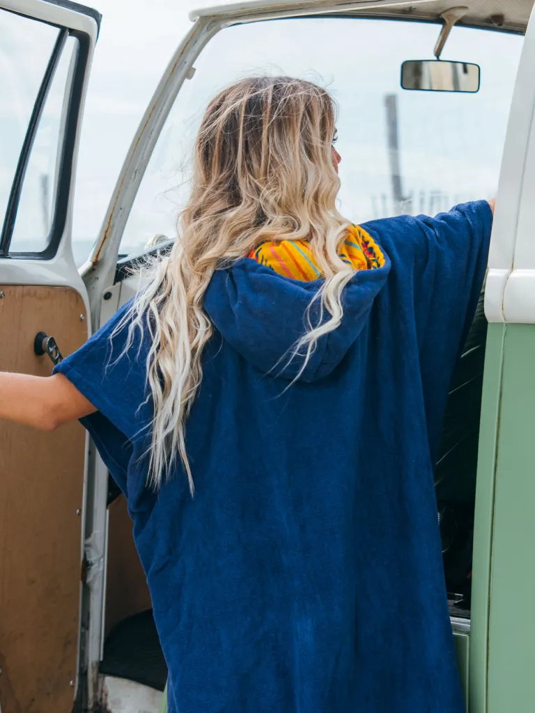 Femeie care poarta un poncho plaja dama din bumbac, culoare albastru ocean