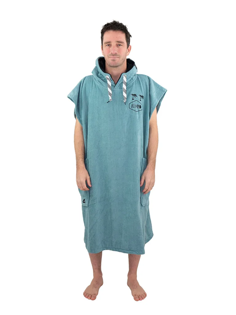 Barbat care poarta un poncho barbati, culoare verde