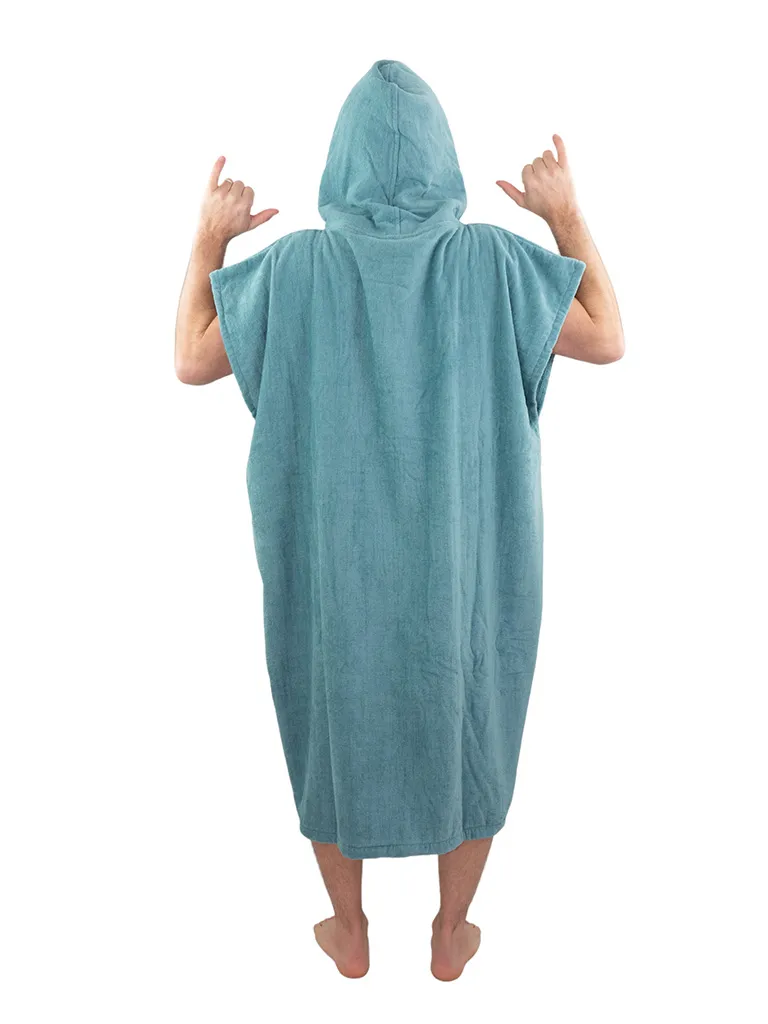 Barbat care poarta un poncho barbati, culoare verde