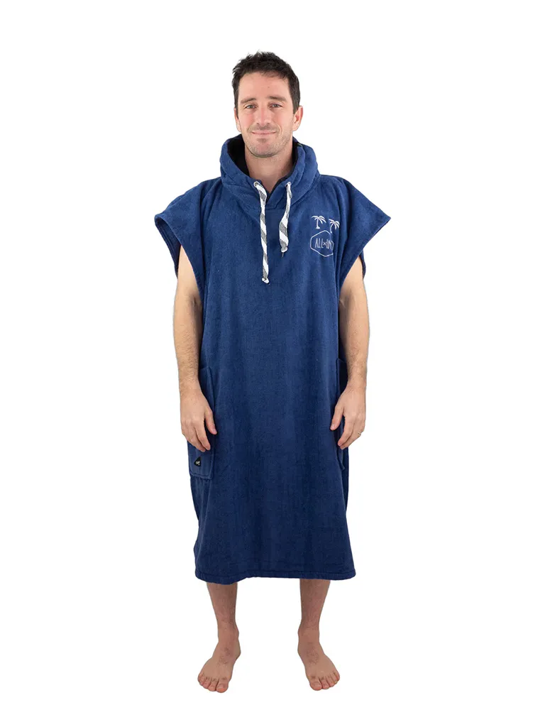 Barbat care poarta un poncho barbati culoare navy