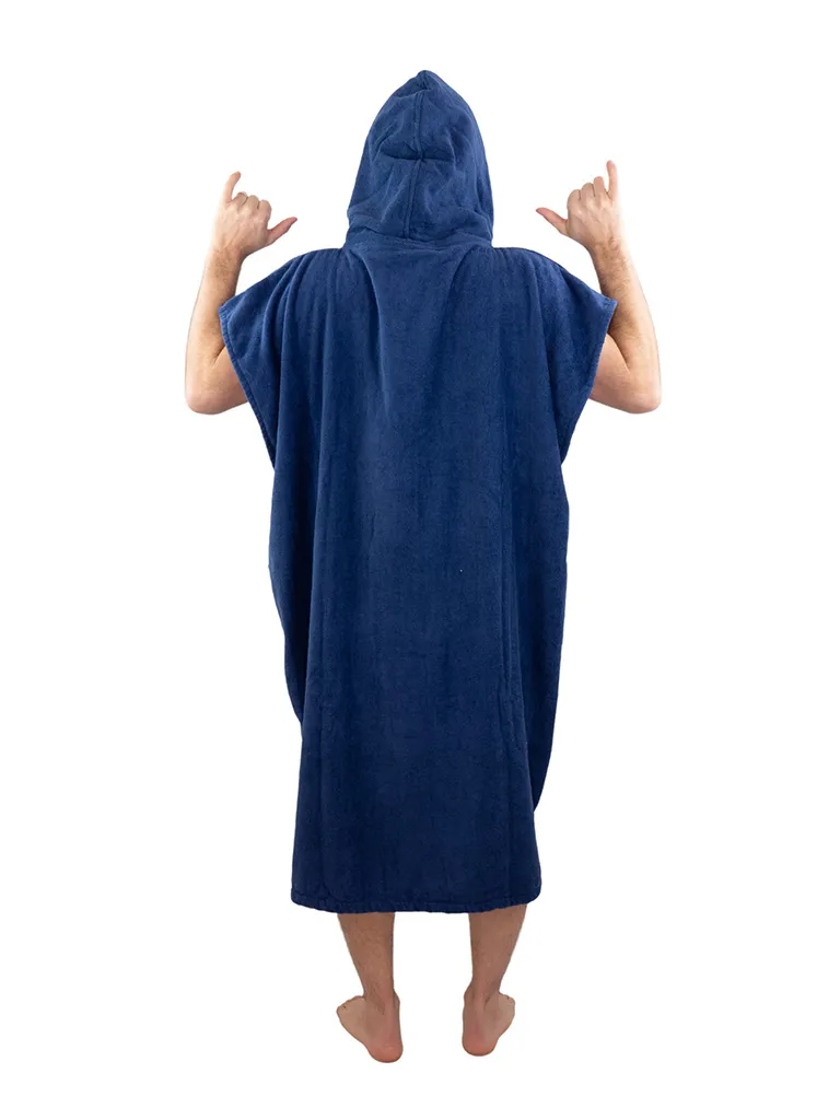 Barbat care poarta un poncho barbati culoare navy