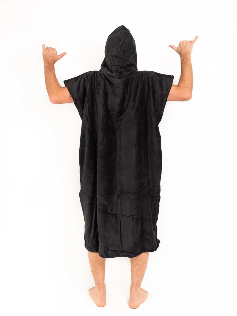 Barbat care poarta poncho barbati, culoare negru turcoaz