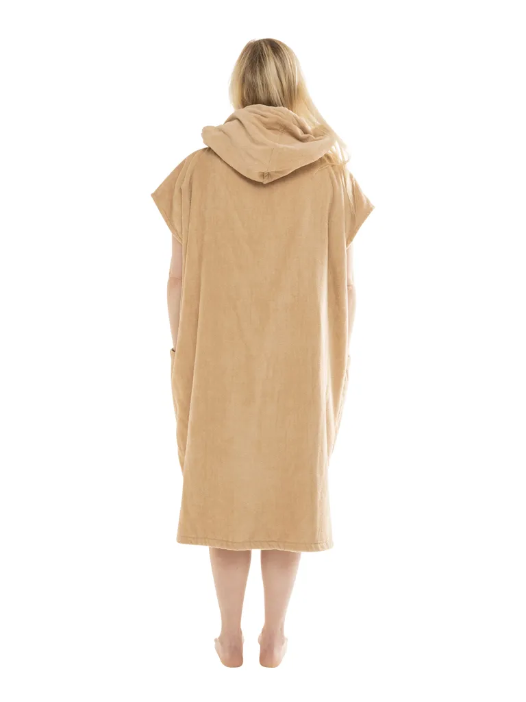 Femeie care poarta un poncho plaja dama culoare dark pink