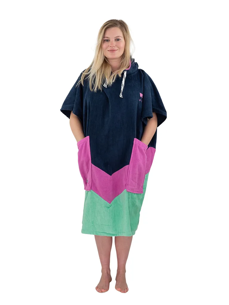 Femeie care poarta un poncho plaja dama culoare grey blue parma