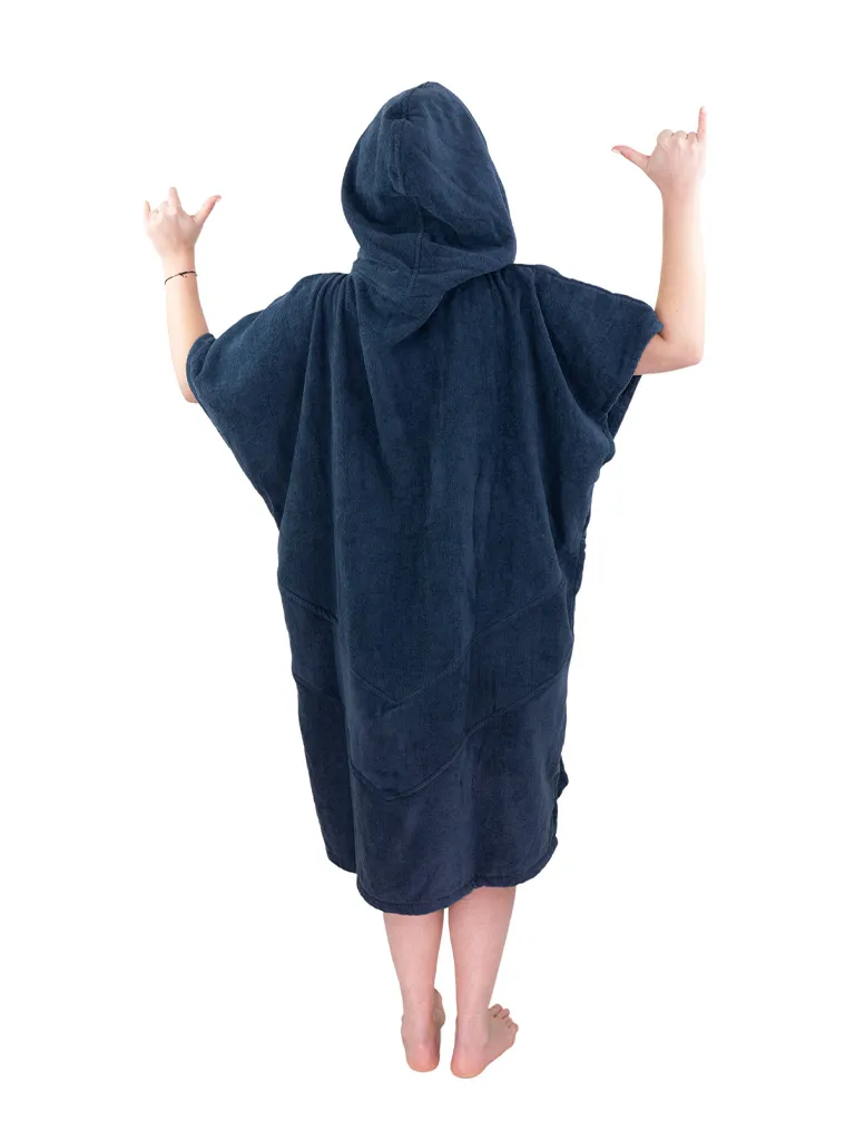 Femeie care poarta un poncho plaja dama culoare grey blue