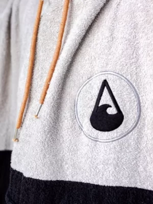 Detaliu poncho de plajă culoare bej și negru